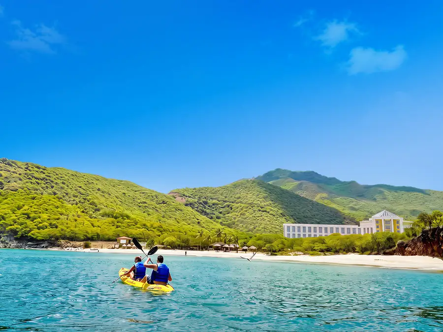Kayak sobre el agua frente a la playa