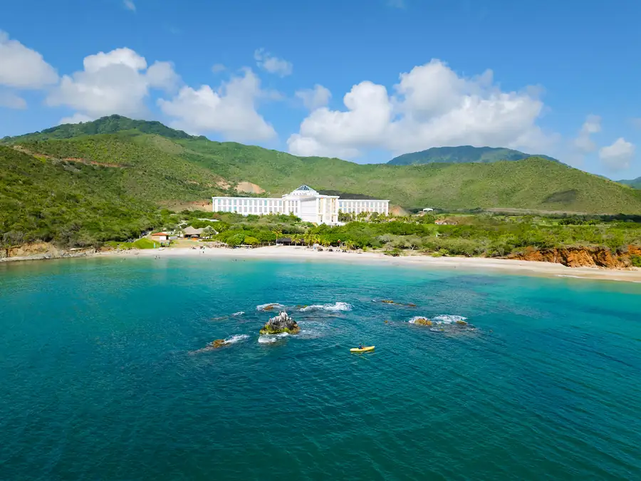 El hotel entre el mar y la montaña