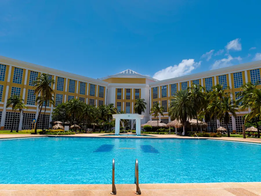 Piscina principal del hotel