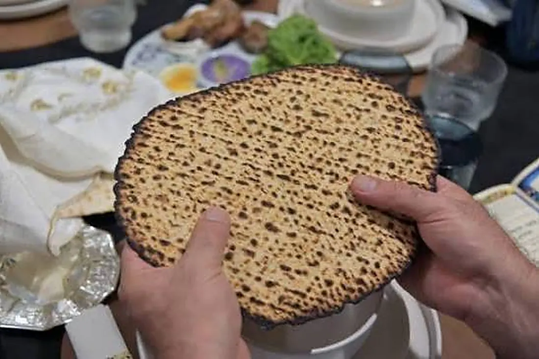 Matzá Shmurá sobre la mesa del Seder