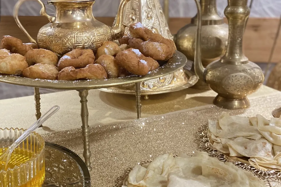Mesa de Mimuna con mufletas, sfenj, miel y teteras de latón